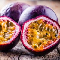 Transformă-ți grădina într-un paradis cu Fructul Pasiunii Maracuja la ghiveci! Un fruct uimitor de la o plantă exotică cățărătoare. Achiziționează-l acum!😍